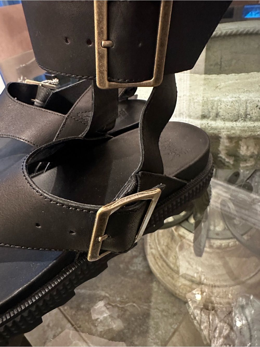 Like New! $140 Sorel Black Thong Sandals with Ankle Strap sz 8.5 - Picture 4 of 7